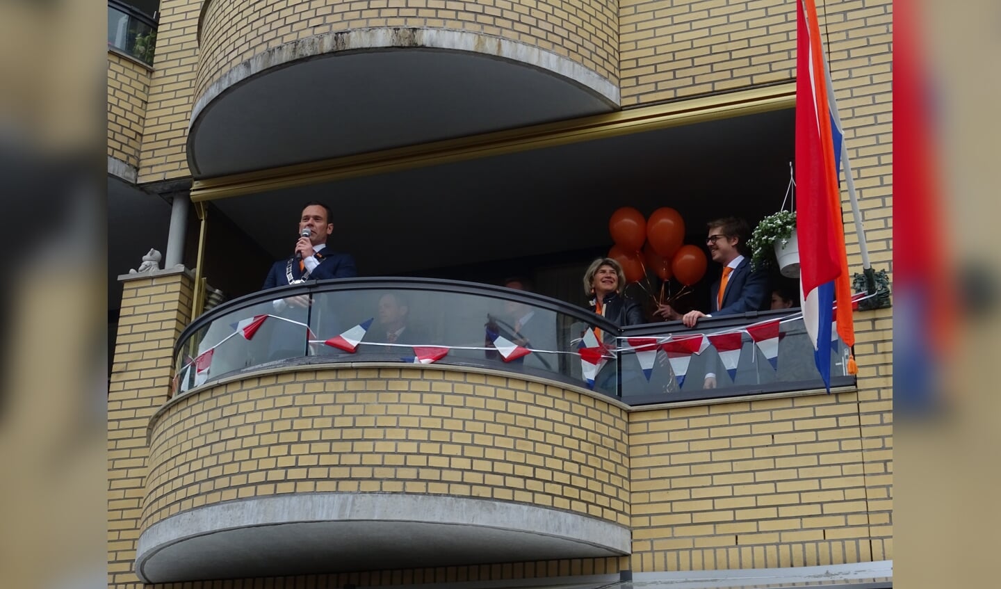 Burgemeester Sjoerd Potters en het College openden het Koningsdagprogramma. De burgemeester gaf vanaf een balkon het sein aan de kinderen op het Maertensplein om de ballonnen op te laten.[KD]