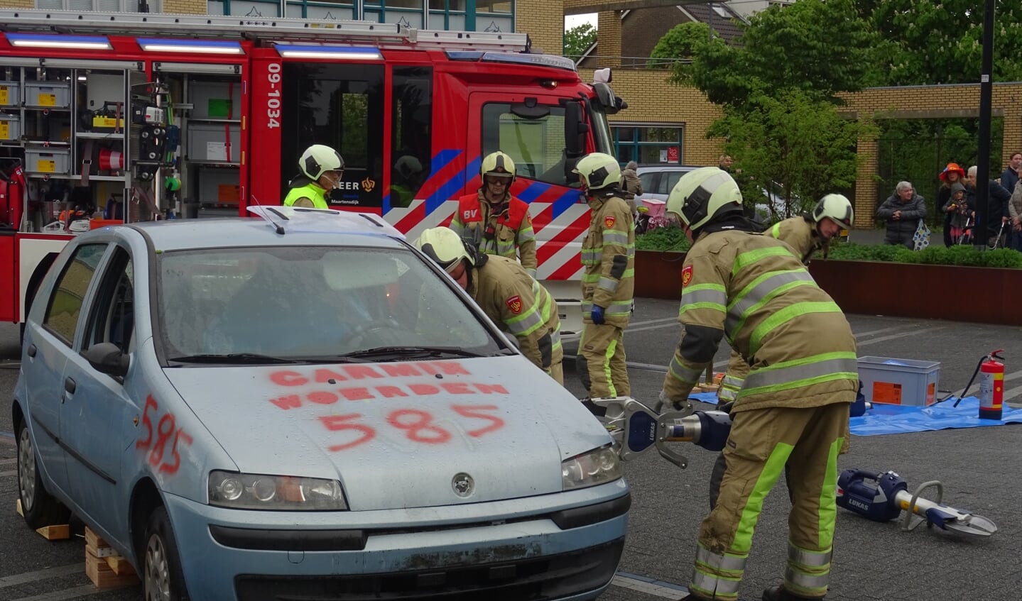 Brandweer Maartensdijk gaf een demonstratie om een bekneld persoon uit een auto te bevrijden. De brandweer gaf toelichting op alle acties, die werden uitgevoerd.[KD]