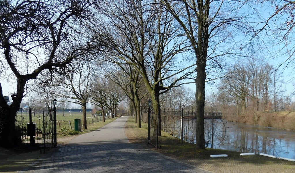 Bij Fort Voordorp loopt de grens langs de zuidzijde van dit in de jaren 1867-1871 aangelegde fort in het kader van de Hollandse Waterlinie.