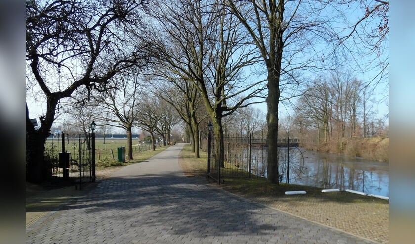 Bij Fort Voordorp loopt de grens langs de zuidzijde van dit in de jaren 1867-1871 aangelegde fort in het kader van de Hollandse Waterlinie.