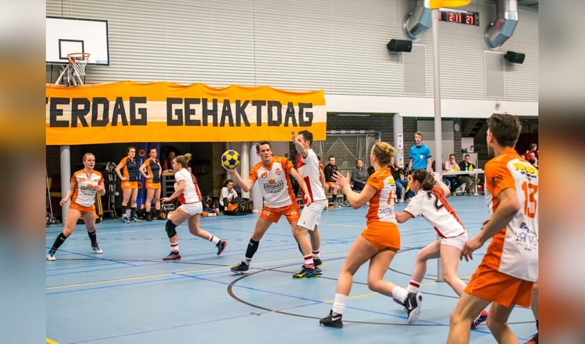 Tweede elftal-speelster Joëlle van Utrecht maakt haar debuut. (foto Wessel Plate)