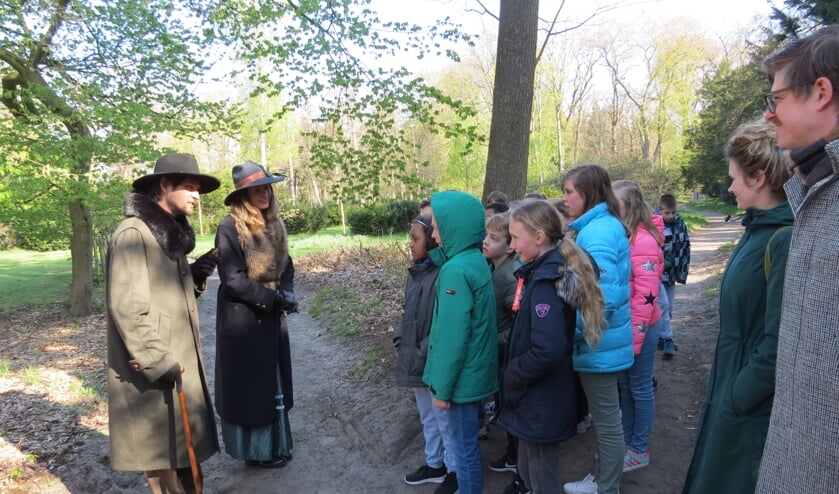 Spelenderwijs krijgen de kinderen informatie over de pracht en praal van het landgoed.