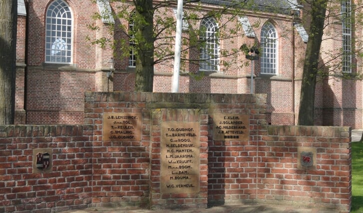 Het monument voor de N.H. kerk in Westbroek is een gemetselde bakstenen muur met daarin drie bronskleurige plaquettes en twee gemeentelijke wapens gemetseld. De middelste en grootste plaquette steekt uit doordat het zich op een verbreed stuk muur bevindt.