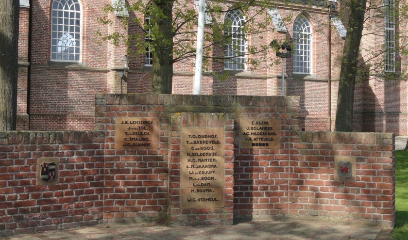 Het monument voor de N.H. kerk in Westbroek is een gemetselde bakstenen muur met daarin drie bronskleurige plaquettes en twee gemeentelijke wapens gemetseld. De middelste en grootste plaquette steekt uit doordat het zich op een verbreed stuk muur bevindt.