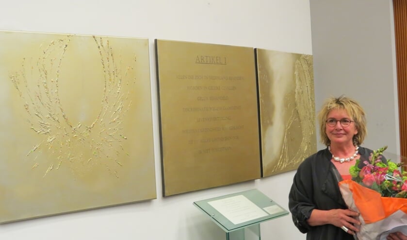 Kunstenares Iris van Haaren bij haar kunstwerk ‘De zachte kracht’.