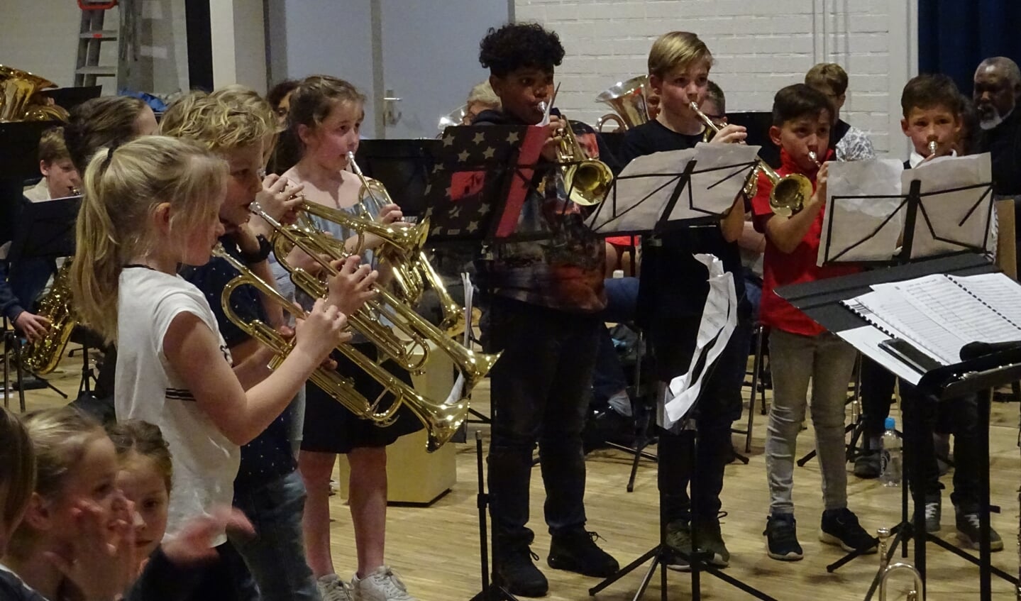 De jeugdige trompettisten doed hun uiterste best.