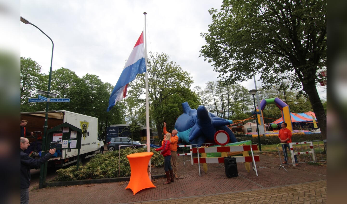 Het traditionele vlag hijsen was ditmaal toegedacht aan Thijs van der Wel als voorzitter van ‘Samen Voor Hollandsche Rading’. [HvdB]