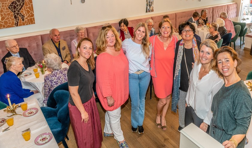 Vrijwilligers uit deze regio van Met Je Hart samen met de genodigde ouderen. (foto Hans Lebbe)