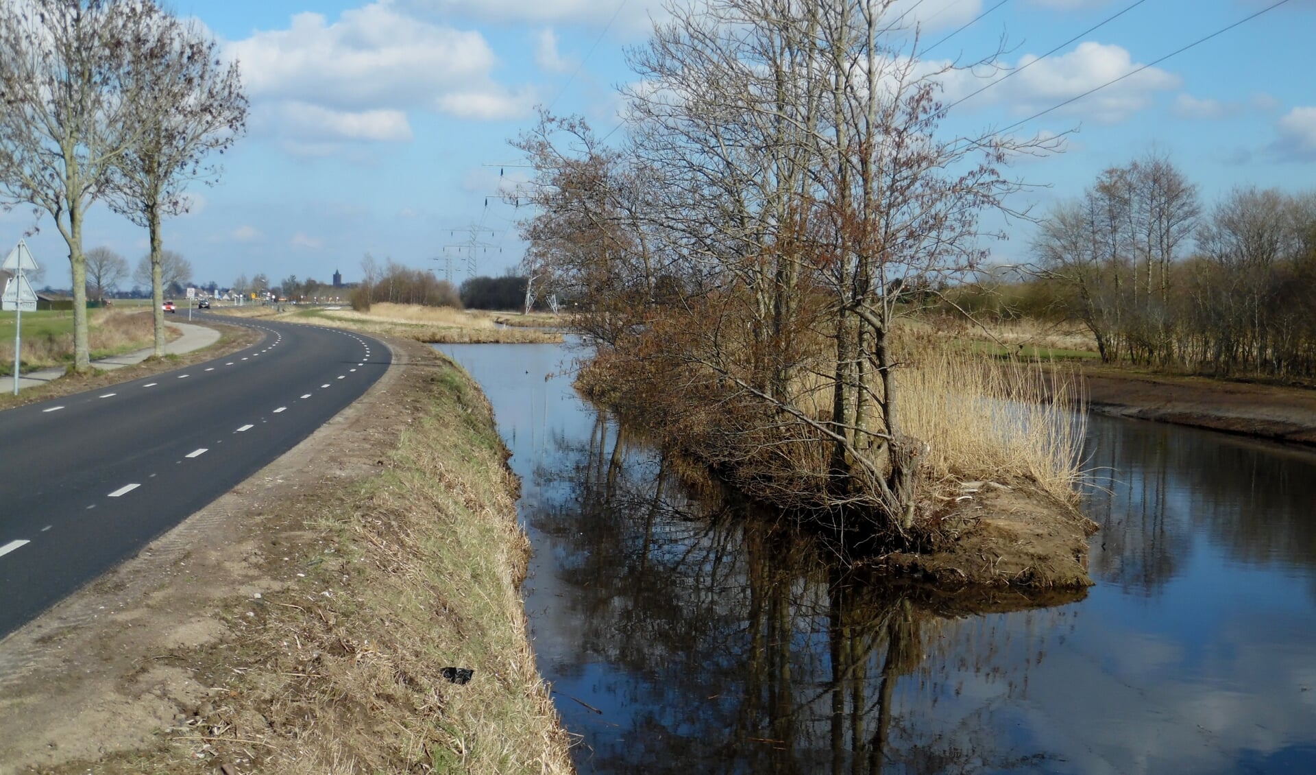 Vanuit het snijpunt met de Burg. Huydecoperweg volgt de grens deze weg noordwaarts richting Westbroek, maar buigt ongeveer een kilometer voor het dorp opnieuw oostwaarts, boven de Molenpolder langs, tot op de naar het zuiden lopende deel van de Kerkdijk. Op deze foto zien we deze grensweg met in de 
