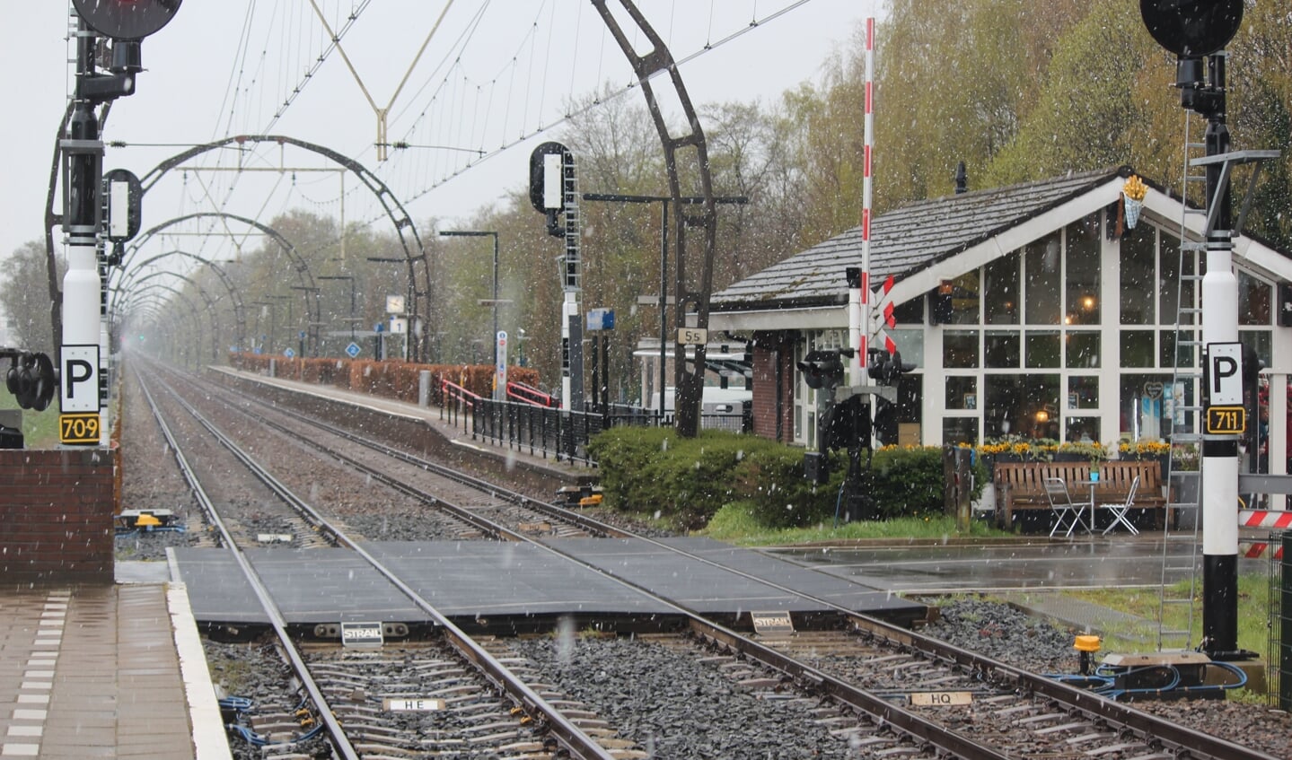 Het station Hollandsche Rading beleeft een sneeuwbui op een zaterdag in april.