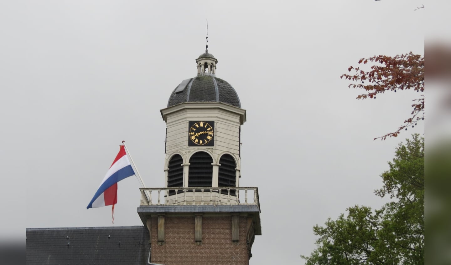 Koningsdag begon bij de Dorpskerk in De Bilt in de stromende regen. 