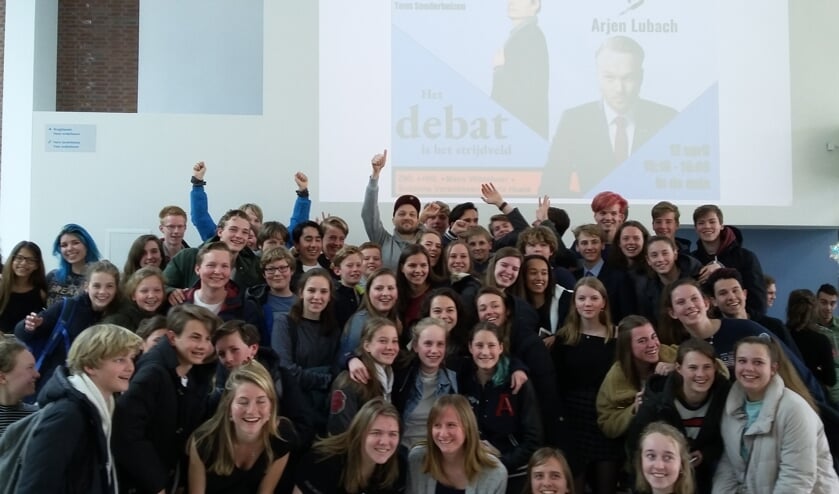 Arjen Lubach omringd door leerlingen van Het Nieuwe Lyceum.