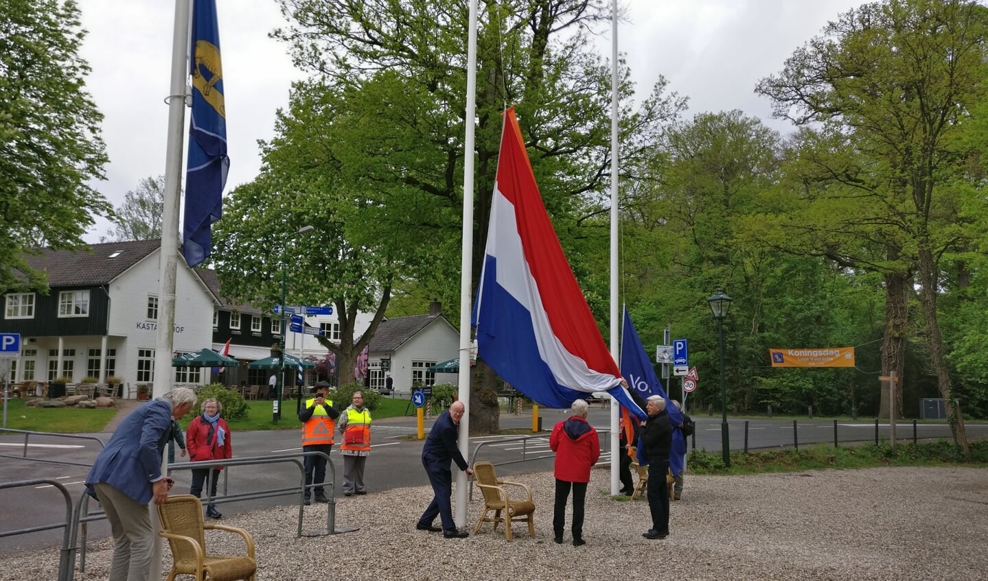 Het traditionele vlag hijsen was ditmaal bij afwezigheid van burgemeester Mark Röell (Baarn) voorbestemd voor Jeroen van den Berg (Contactcommissie Lage Vuursche). [HvdB]

