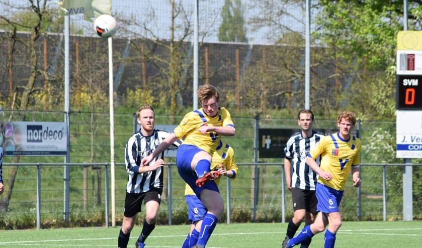 Perry van den Bunt werkt de bal ook tot genoegen van medespeler Danny de Bie doeltreffend weg. (foto Nanne de Vries)