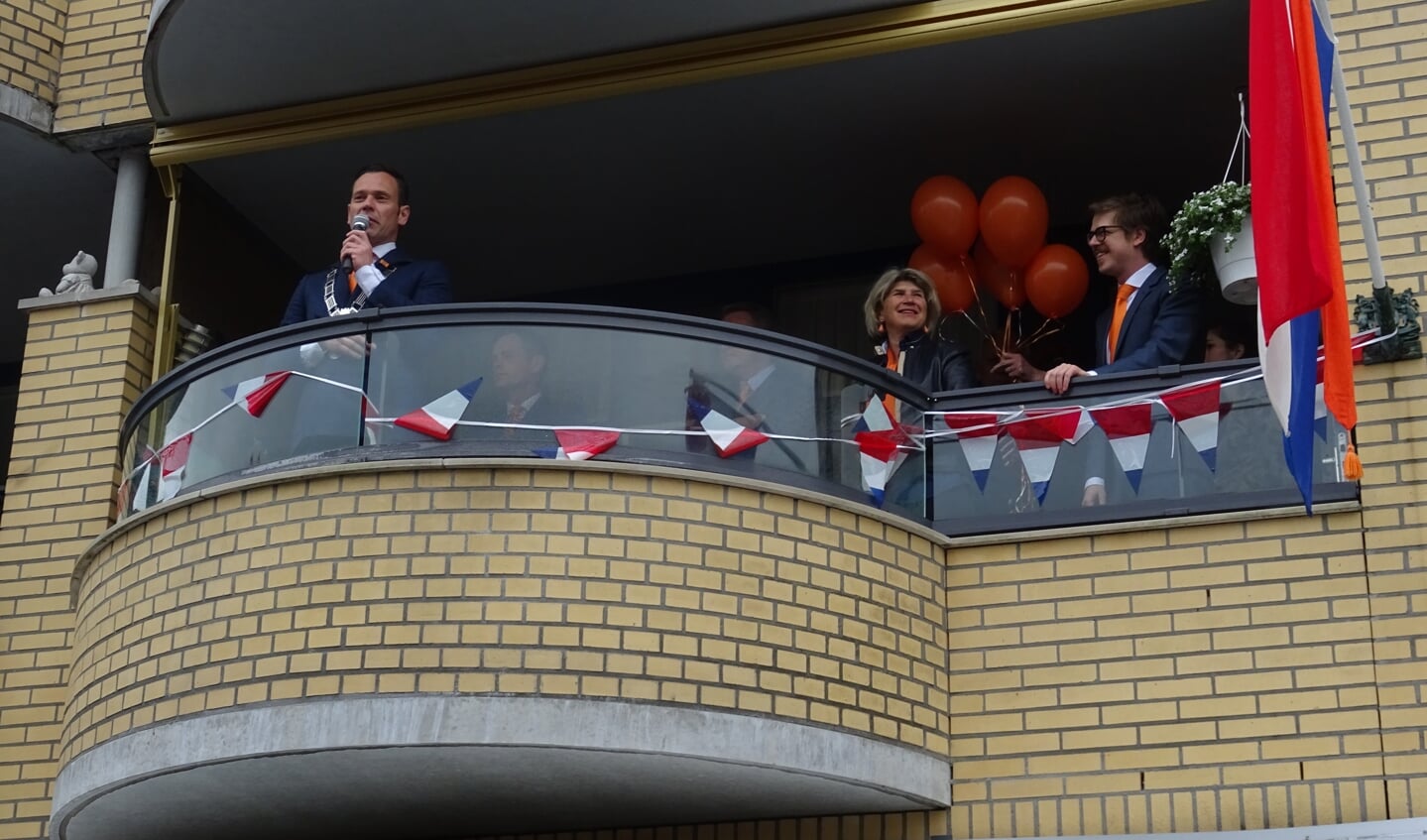 Burgemeester Sjoerd Potters en het College openden het Koningsdagprogramma. De burgemeester gaf vanaf een balkon het sein aan de kinderen op het Maertensplein om de ballonnen op te laten.[KD]