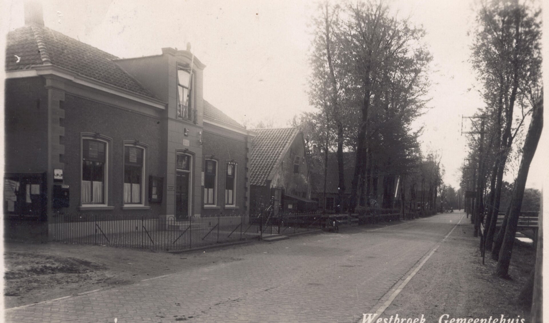 Het voormalig gemeentehuis van Westbroek stond destijds tussen het oude doktershuis en het armenhuis. Omstreeks 1939 is het doktershuis afgebroken en is er een nieuwe woning gebouwd voor het hoofd van de plaatselijke school. Het voormalige gemeentehuis was enkele decennia tot 1993 het hoofdkwartier 