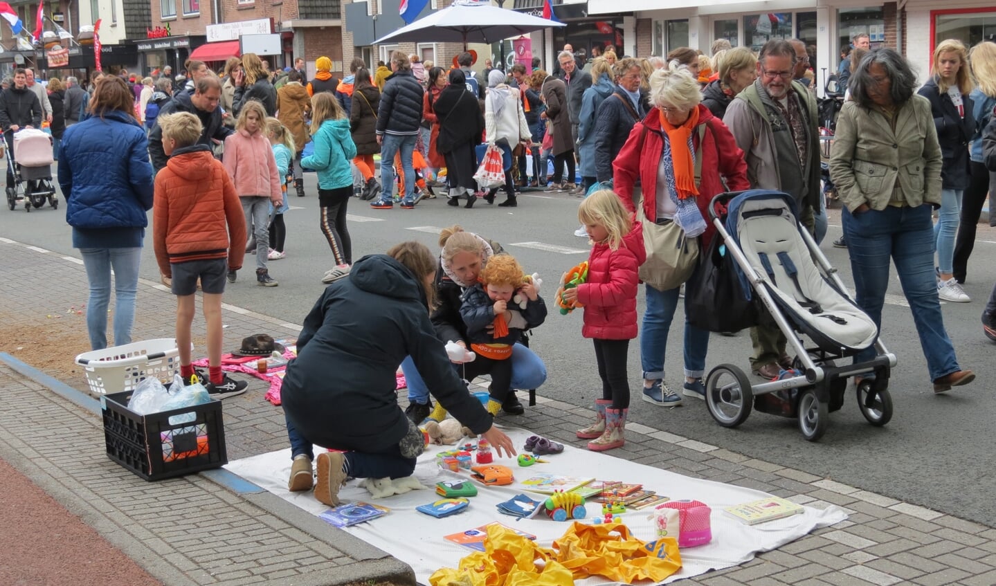 De drukbezochte vrijmarkt op de Hessenweg in De Bilt bood weer veel spulletjes voor een zacht prijsje. Muzikanten verzamelden muntjes met drums of gitaarspel, anderen hadden creatieve ideeën die geld opbrachten bedacht. 
