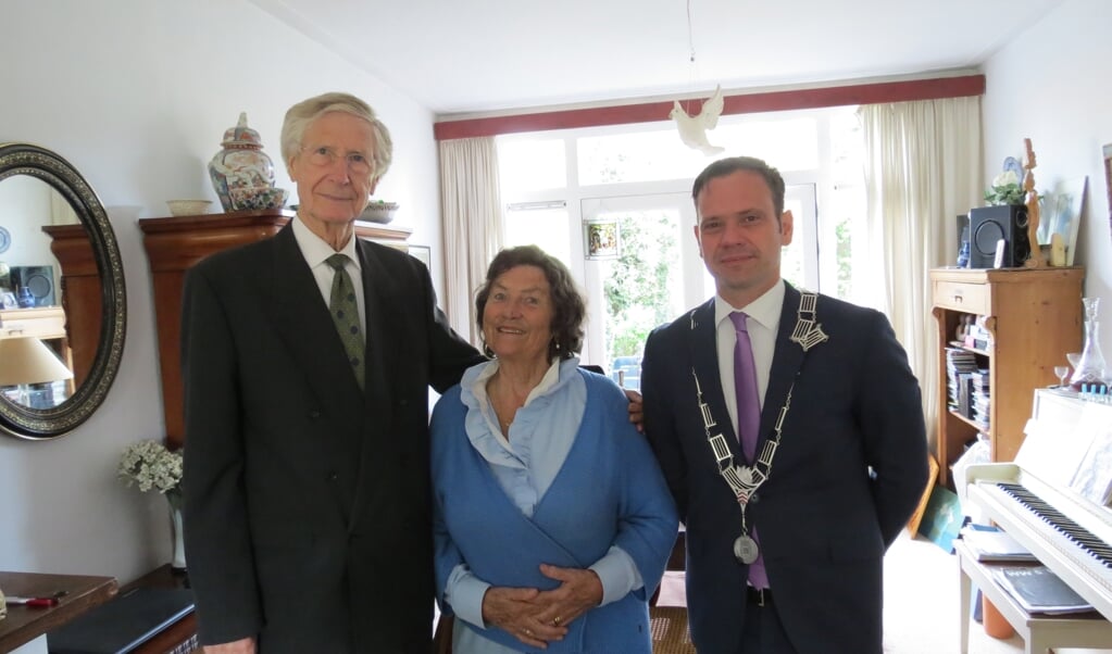 Het diamanten bruidspaar Herman en Margje Heep-Smit met de burgemeester.