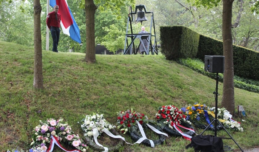 Bij het gedenkteken is een klokkenstoel met luidklok, afkomstig uit het voormalig Militair Hospitaal in Utrecht. Voor aanvang van de herdenking, luidt de klok en wachten de bloemen af. 