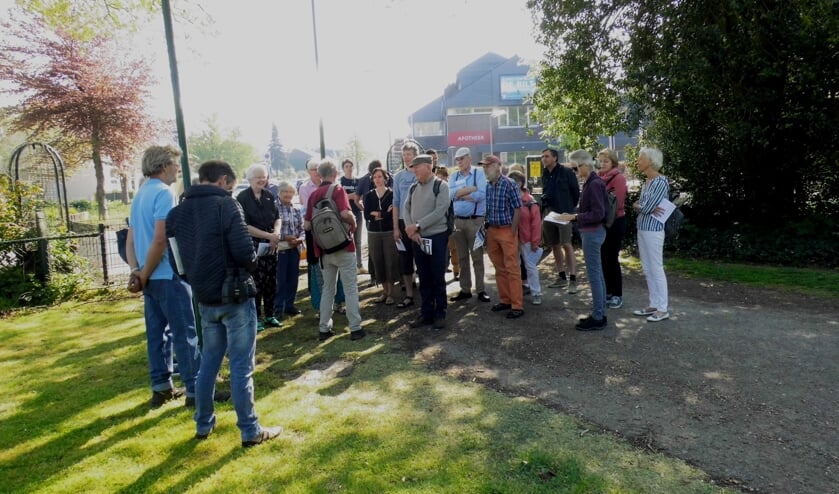 Ruim belangstelling voor de paaswandeling in het park.