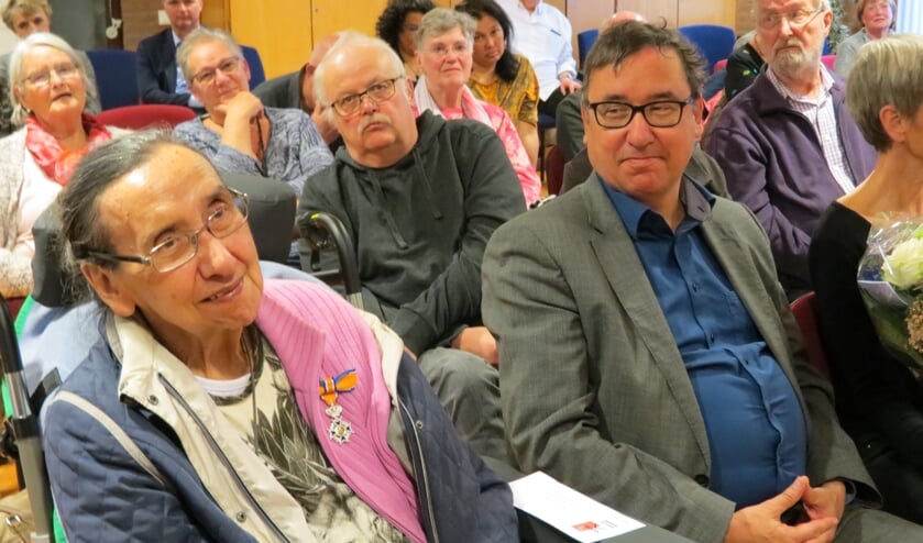 Nanny Westerhof, naast haar zoon, is trots op de Koninklijke onderscheiding.