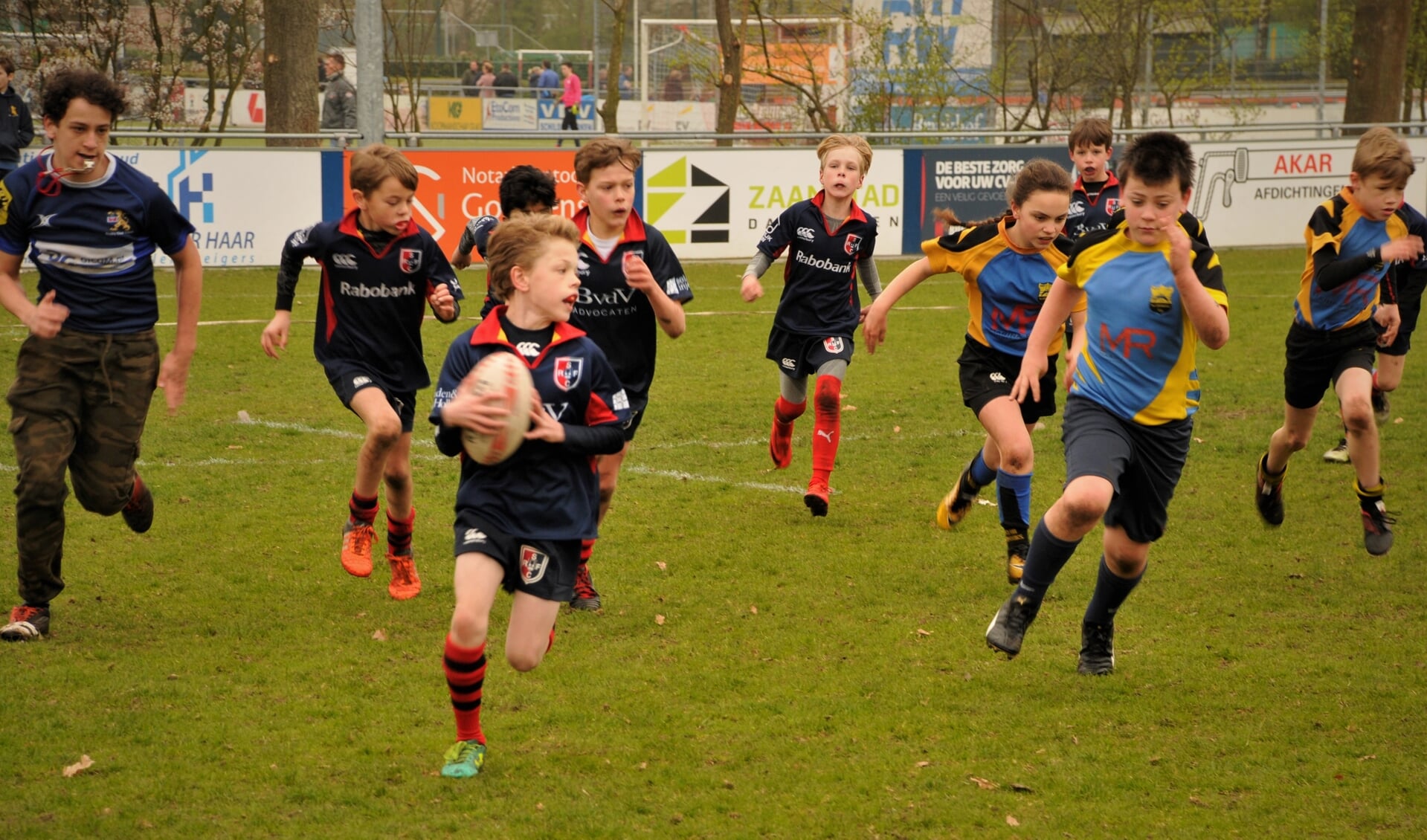 Stichtsche Rugby team plaatst succesvolle aanval.