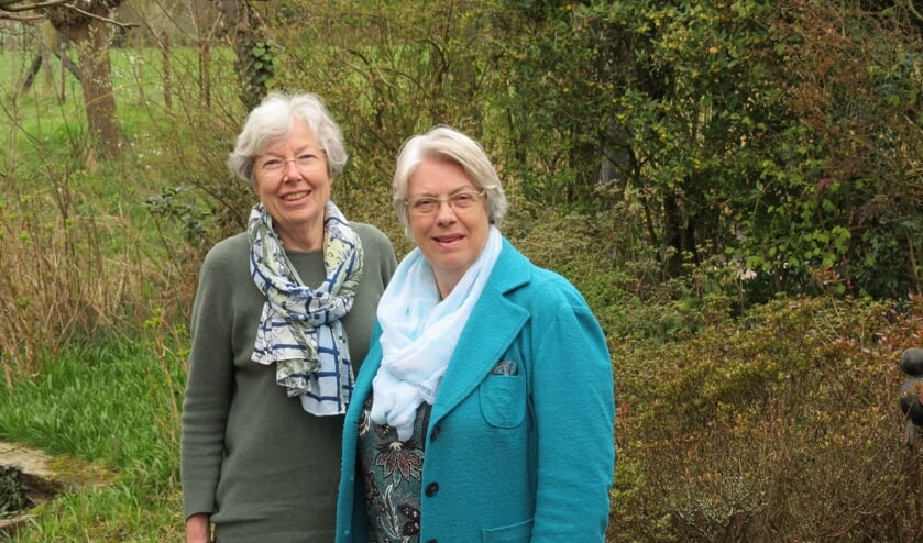 Voorzitter Nettie van der Laan (rechts) en penningmeester Tineke Teutelink.