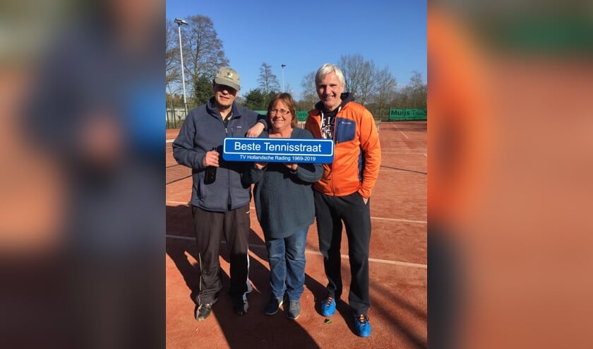 Uiteindelijk bleek de Adri Piecklaan de meeste punten bijeen gesprokkeld te hebben. Een afvaardiging van het team (foto) nam het de prijs in ontvangst.