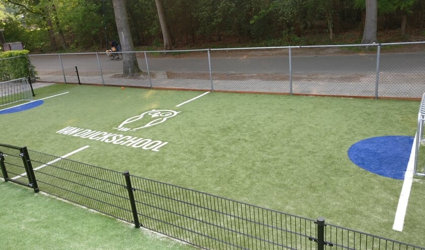 Het nieuwe panna-veld voor de basisschool. [foto Henk