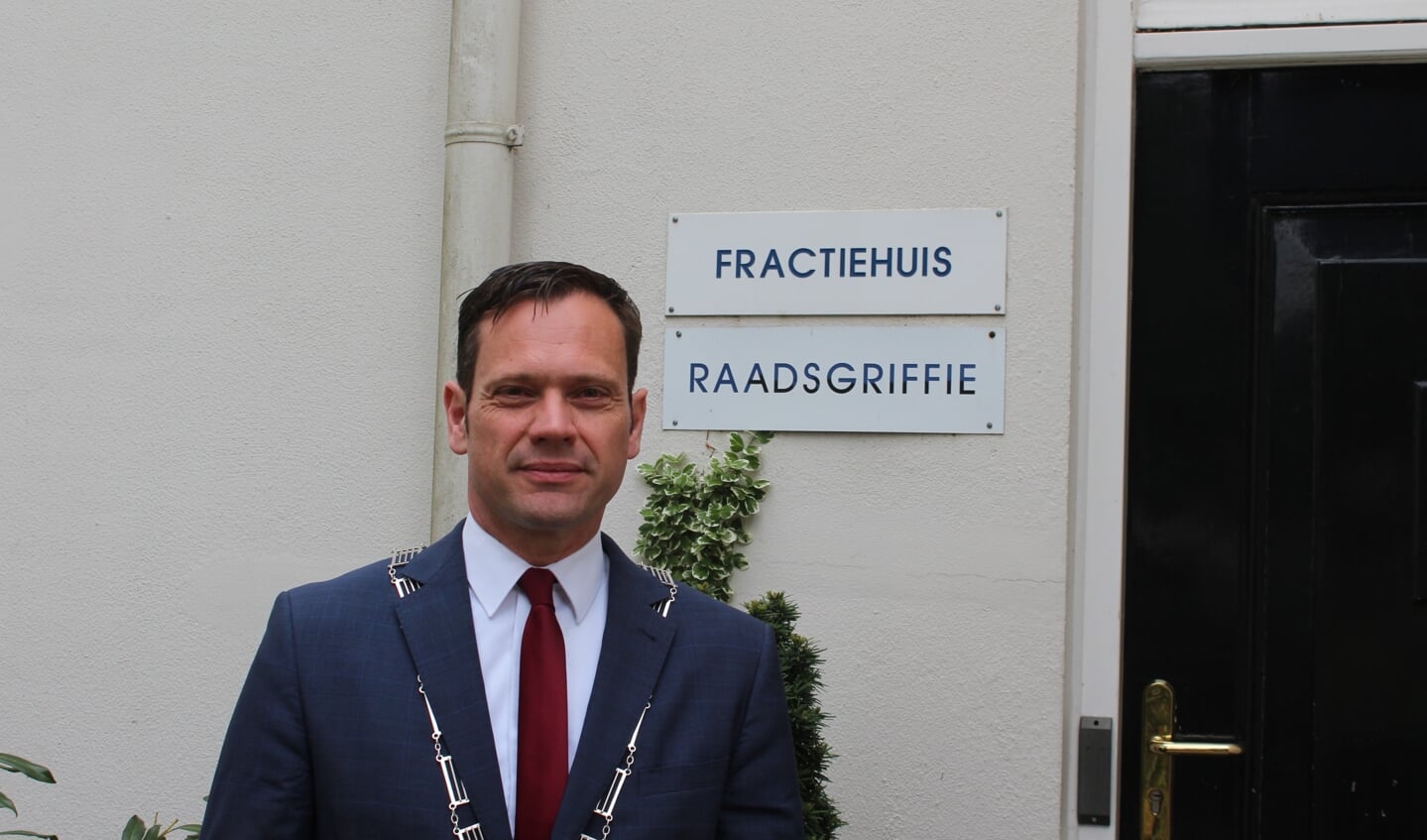 De voorzitter van de gemeenteraad burgemeester Sjoerd Potters bij de ingang van de Biltse Raadsgriffie.
