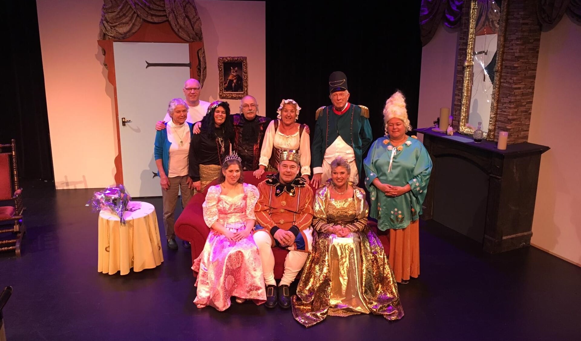  De cast van het in maart uitgevoerde toneelstuk voor kinderen 'Floriana en het wonderflesje'.