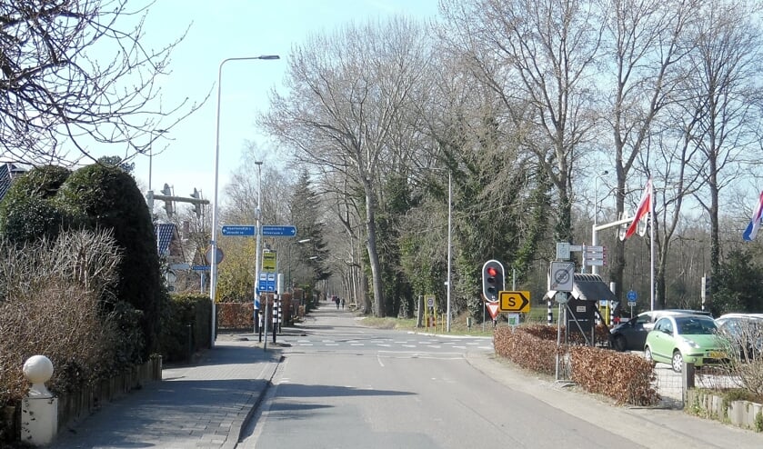 We blikken naar het oosten, waar de grens de spoorlijn en het viaduct van de A27 kruist.