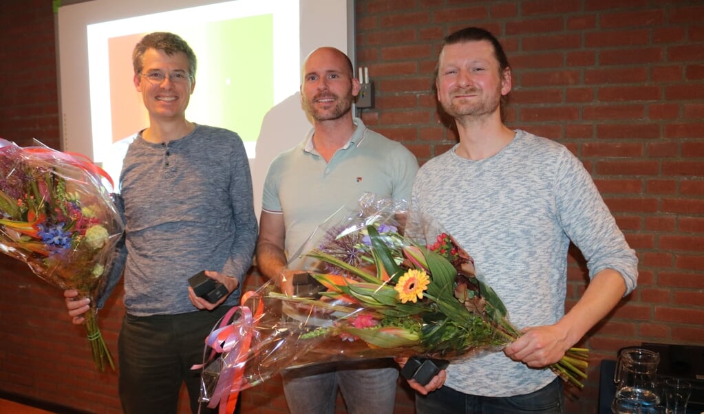 Bloemen na afloop van de presentaties voor de Biltse duurzame pioniers. V.l.n.r. Jochen Pierik, Bram de Deugd en Tim van der Maden. (foto: Jenny Senhorst)