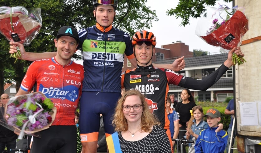Kyle Agterberg viert zijn overwinning op het podium tussen Frank Visser, Tomas Kopecky en Rondemiss Michelle Hardeveld.