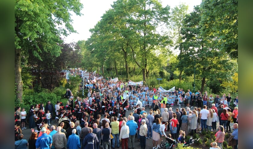 Tijdens de intocht sluiten de deelnemers onder veel belangstelling aan bij de KBH uit De Bilt.