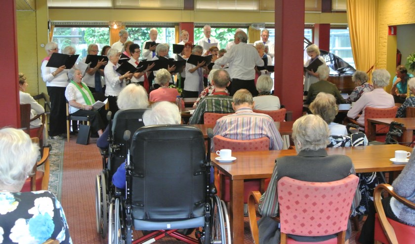 Het koor straalde plezier in het zingen uit; de toehoorders genoten van de muziek en zongen veelal mee met de hen bekende composities.