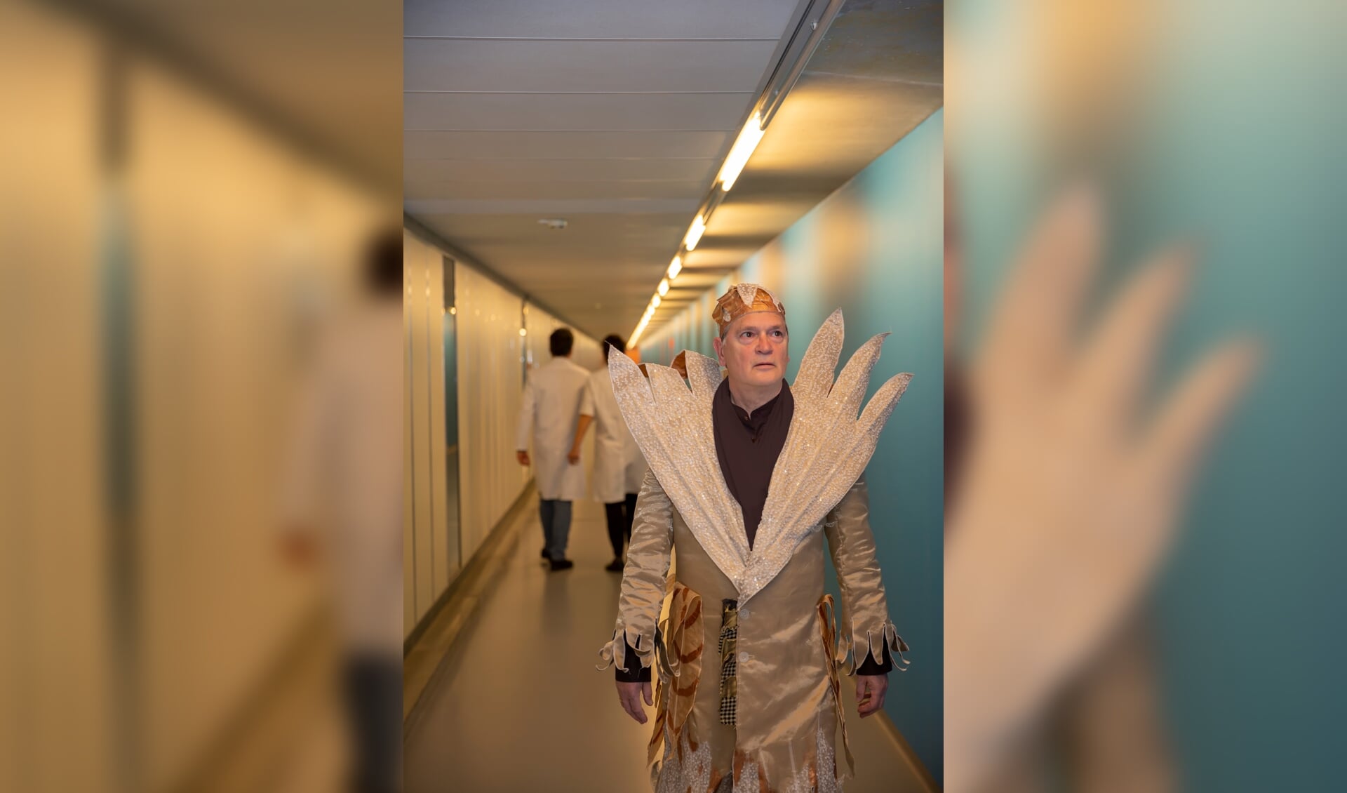 Tijdens de openbare debatavond in de Bilthovense boekhandel luistert Theater in 't Groen de avond op met enkele scenes uit hun nieuwe voorstelling.  (foto Petra Cremers)