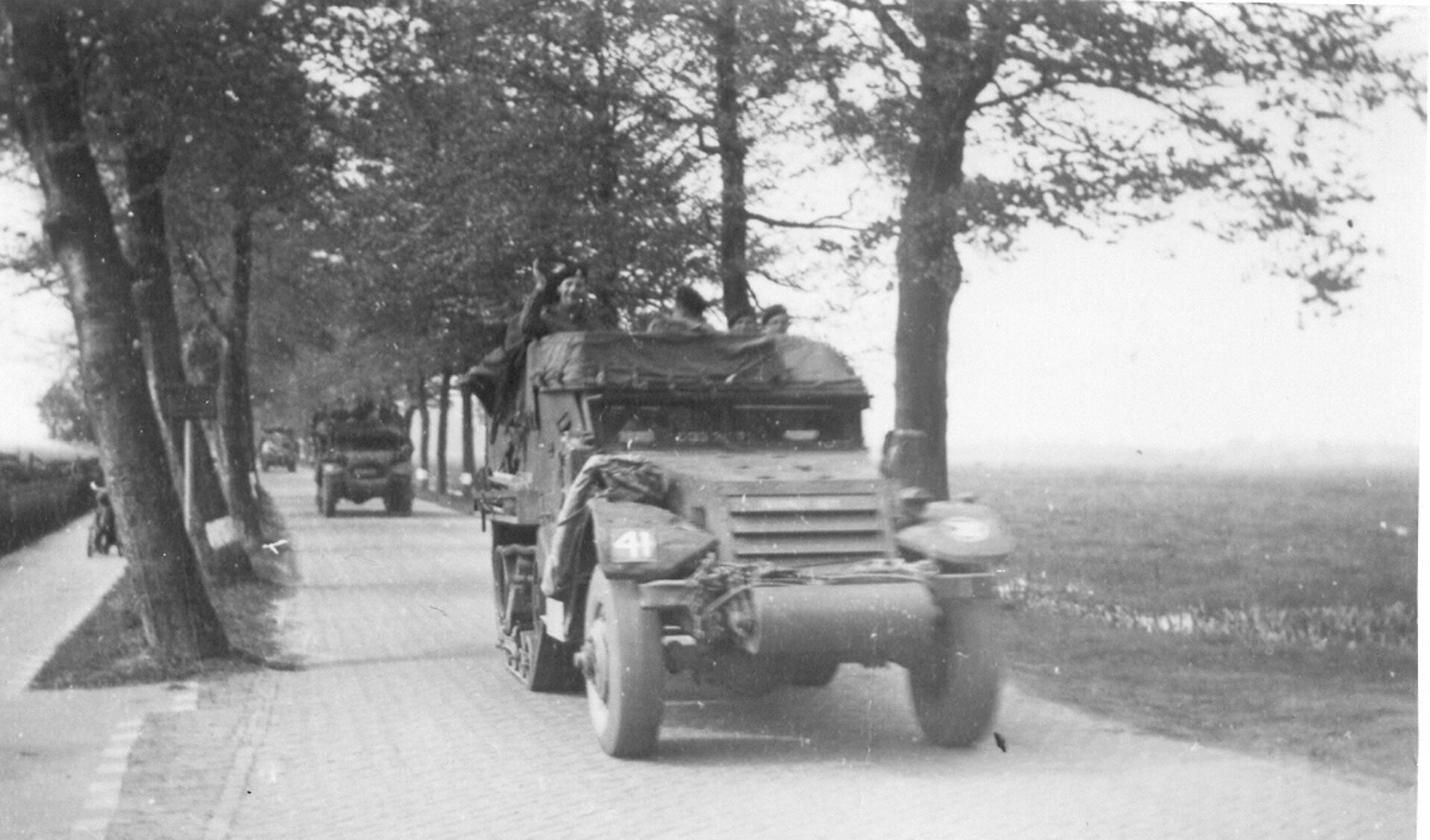 The Polar Bears reden op 7 mei 1945 Maartensdijk binnen.