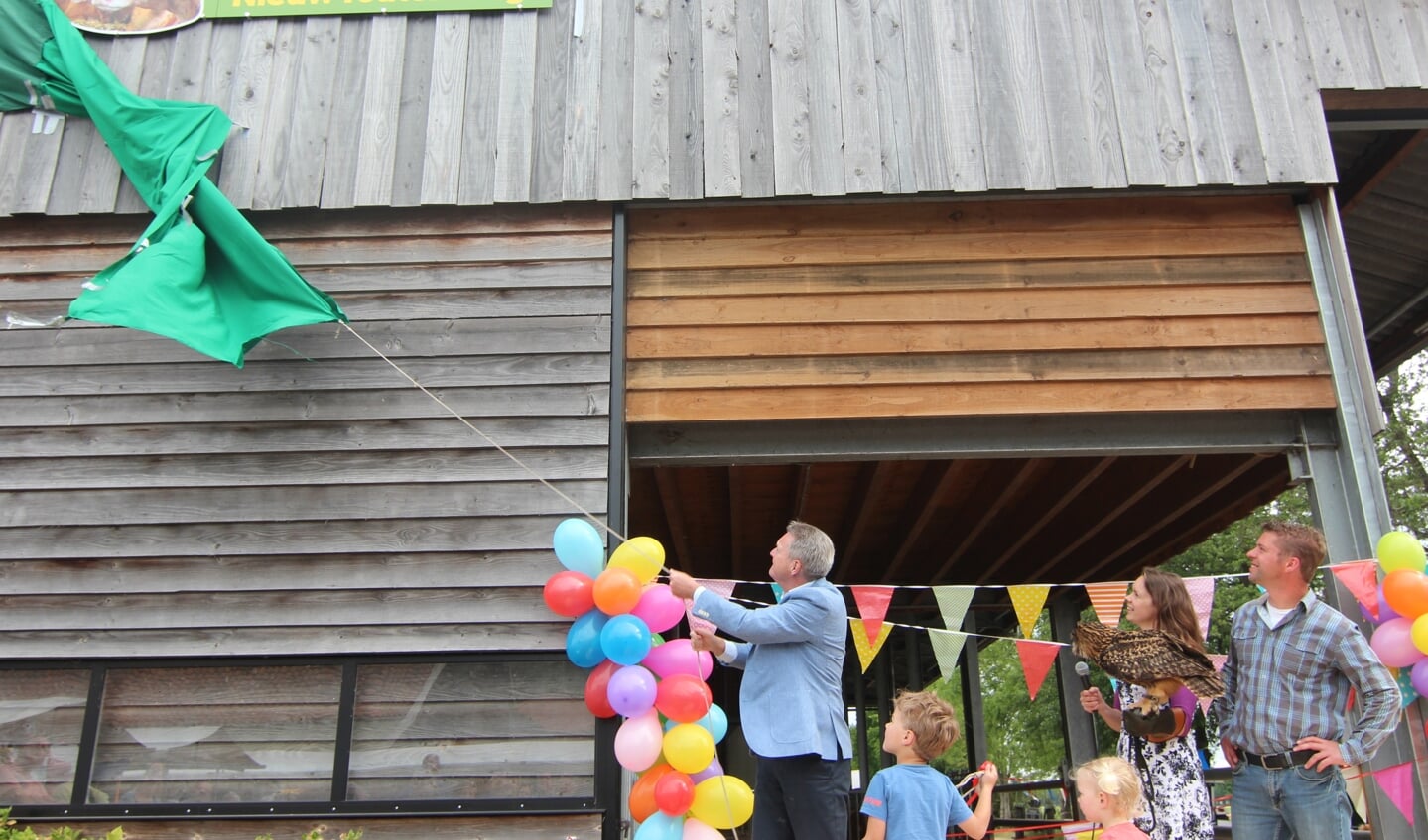 De openingshandeling werd door locoburgemeester André Landwehr verricht in goede samenwerking met Jan Willem, Martine, Marjolein en Wouter van Oostrum en de 13 jarige Europese oehoe Polly. 