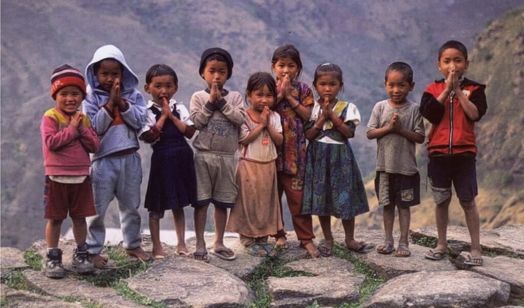 Kinderen op het platteland van Nepal.