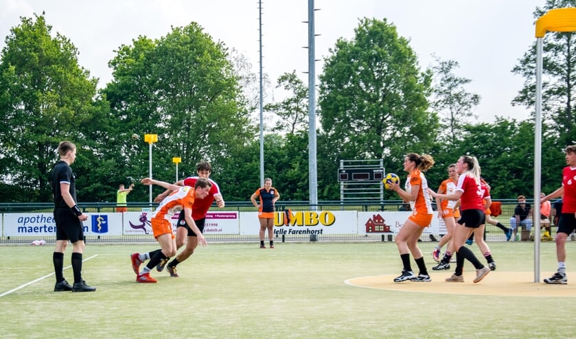 Rianne Kruit in de steun voor Luke van Kouterik die zijn heer passeert. (foto Wessel Plate)