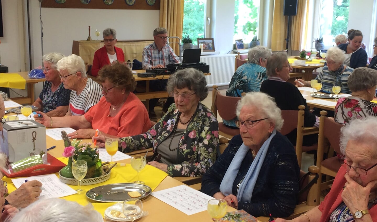 Top sfeertje tijdens de muziekbingo van de Zonnebloem.