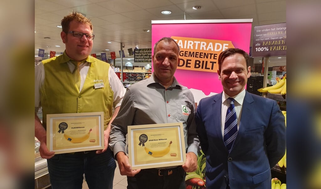 Beide supermarkten zijn blij verrast met hun award, met v.l.n.r. Henrik van Wingerden (Plusmarkt), Jan Mons (Spar Mons) en burgemeester Sjoerd Potters.