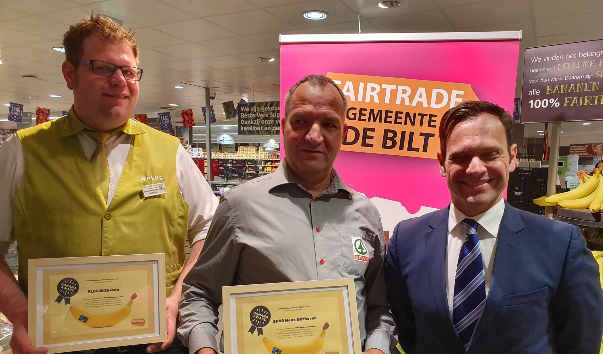 Beide supermarkten zijn blij verrast met hun award, met v.l.n.r. Henrik van Wingerden (Plusmarkt), Jan Mons (Spar Mons) en burgemeester Sjoerd Potters.