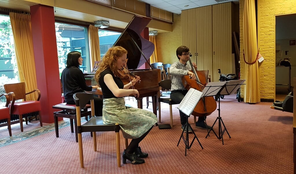 Zondag 5 mei gaf het ensemble Camus Trio een bevrijdingsconcert in Schutsmantel in Bilthoven.