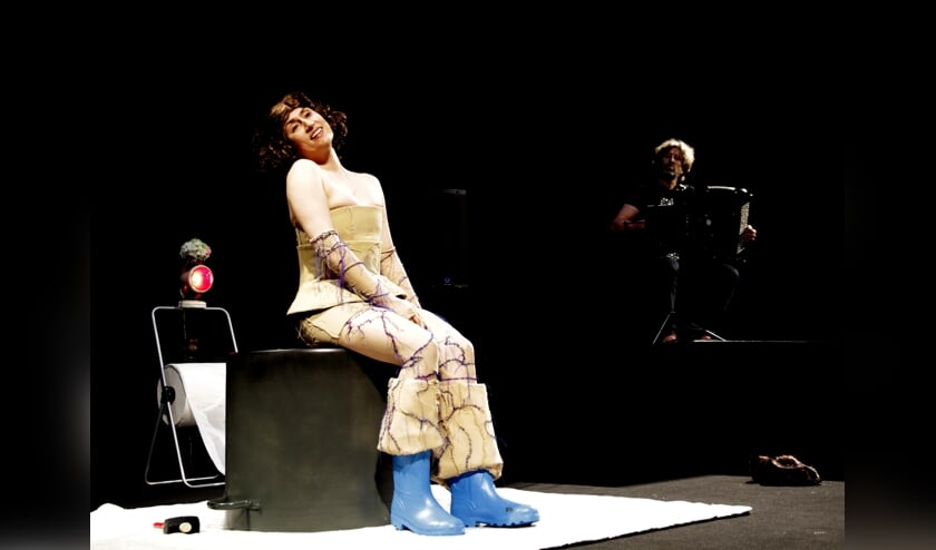 Een performance over 5 legendarische vrouwen, gezongen en gespeeld door Ekatarina Levental. (foto Chris Koolmees)