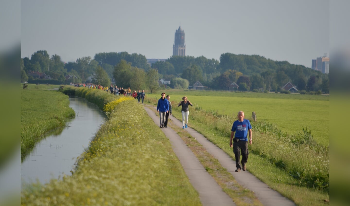 Op woensdag naderen de eerste 10km lopers vanaf Groenekan op de Groenedijk richting Achterweteringseweg. (foto Ad Nieuwenhuis)