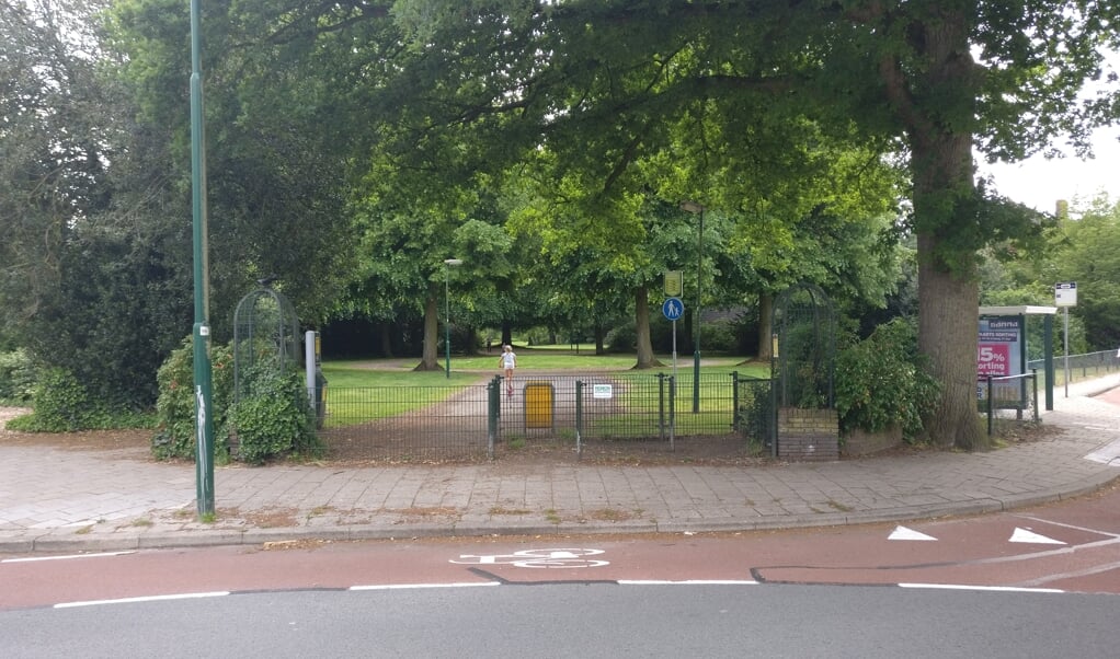 Vrienden van het Van Boetzelaerpark en de gemeente De Bilt maakten samen een plan om de entree van het park te verbeteren. [foto Henk van de Bunt]