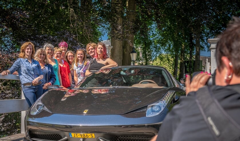 Fotograaf Arianne druk bezig met de fotoshoot. (foto: Hans Lebbe)