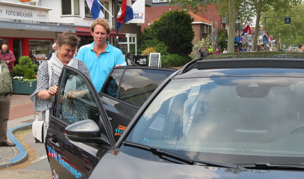 Wethouder Anne Brommersma stapt in de auto bij Michiel Pas van Veilig Verkeer Nederland.